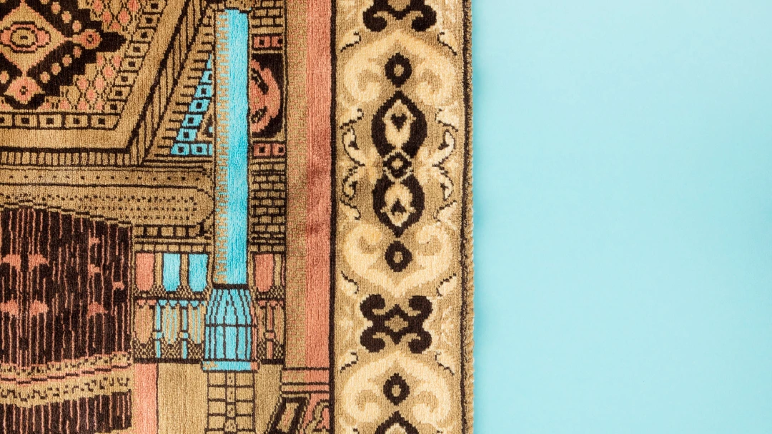Comment raviver les couleurs d'un tapis avec un tapis aux motifs orientaux posé sur un fond bleu uni.